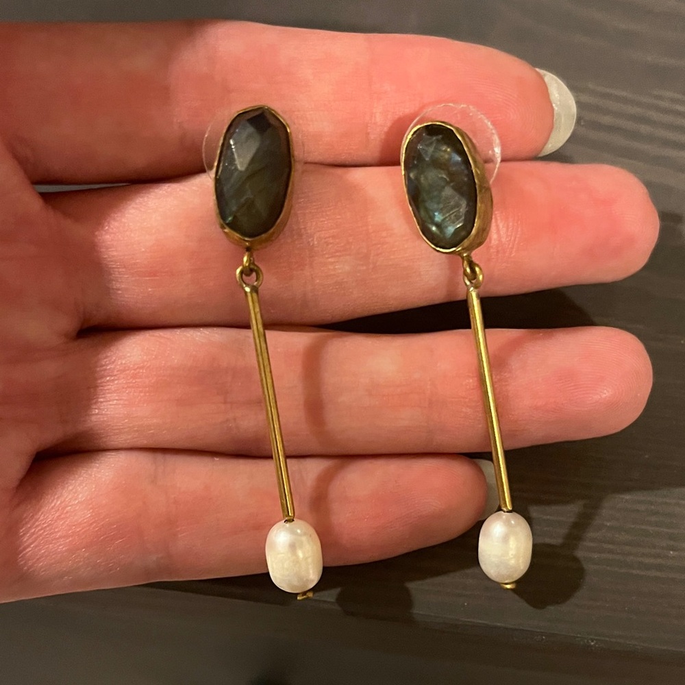 Brass Labradorite and pearl dangle earrings - Picture 3 of 4